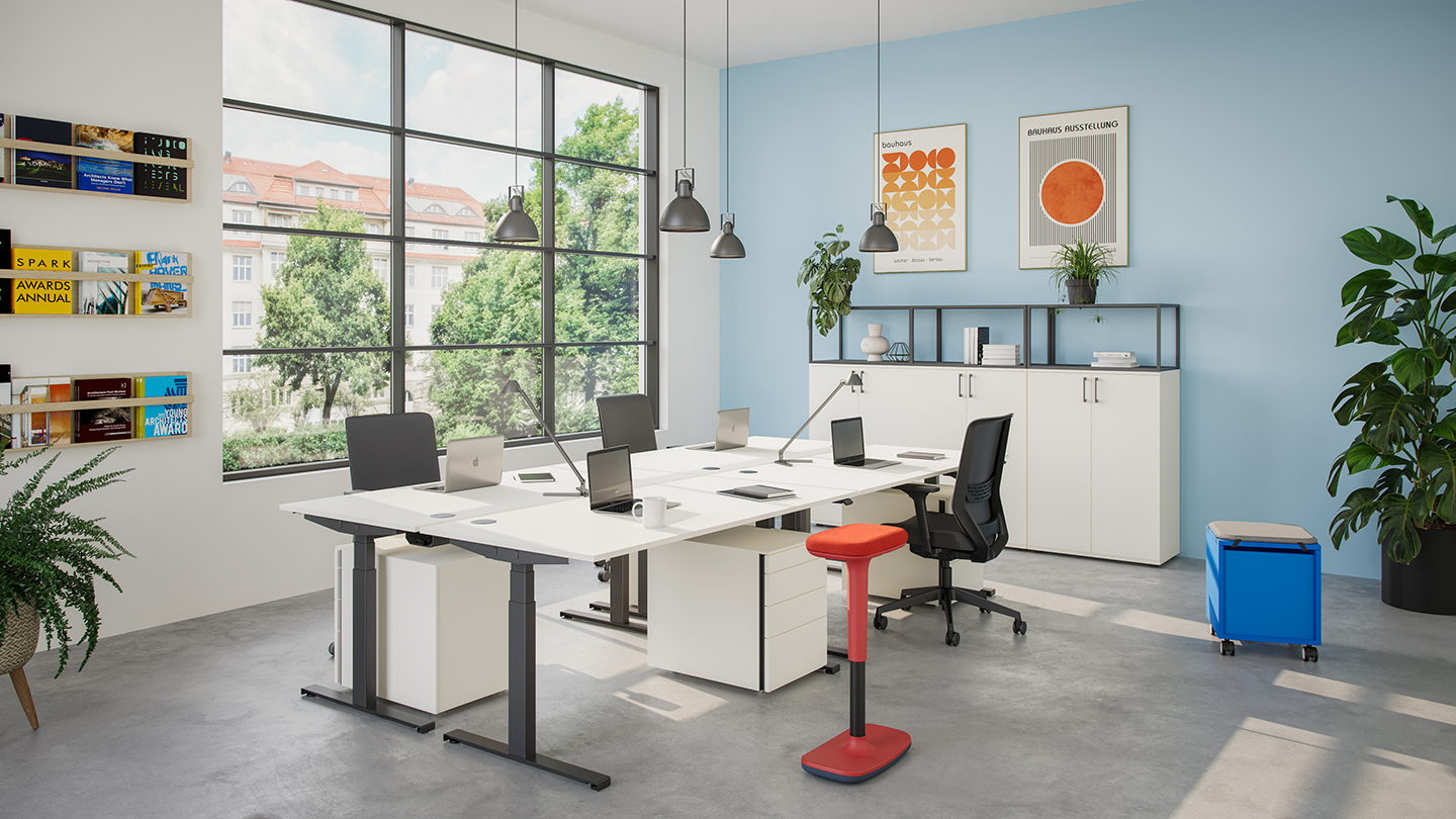 Hali Startup Office mit höhenverstellbaren Schreibtischen
